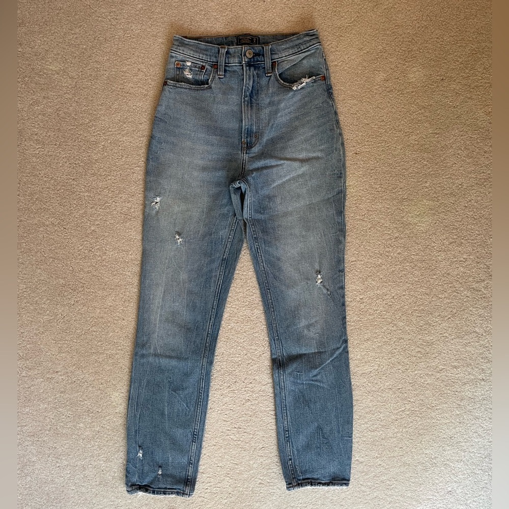 Abercrombie Light Wash Ultra High Rise Mom Jean Size 25/0L